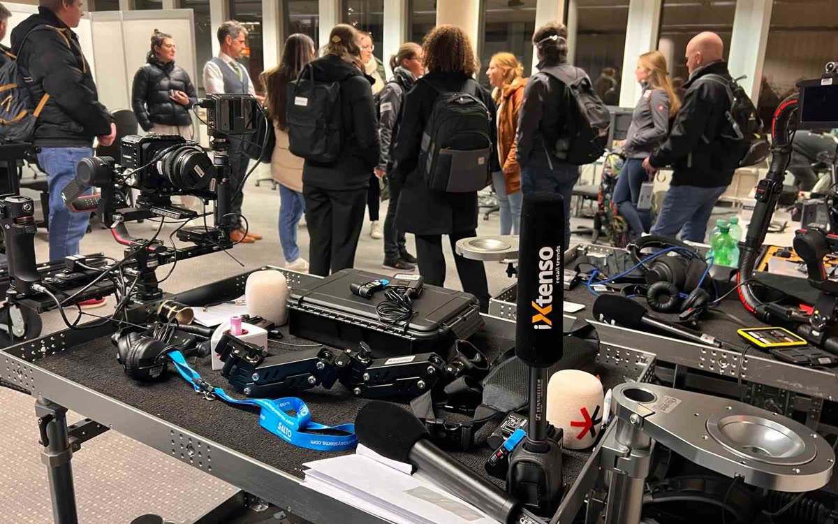 beta-web and iXtenso camera crew at a trade show